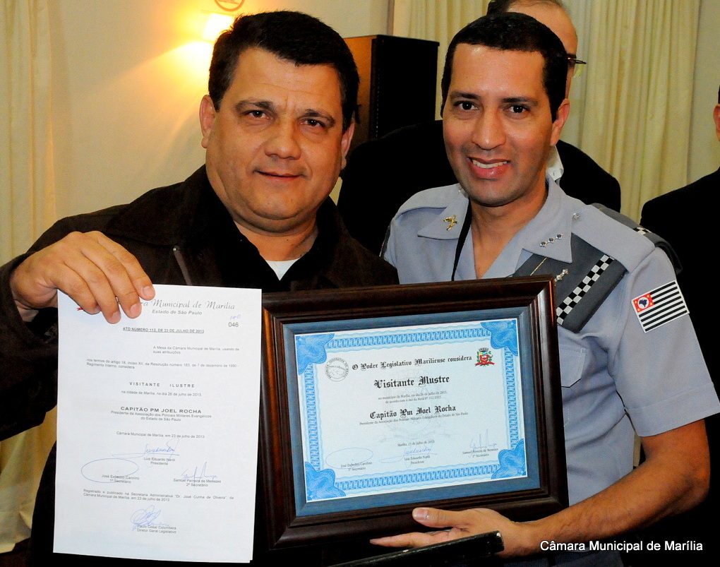 Vereador Zé Menezes homenageia PMs de Cristo