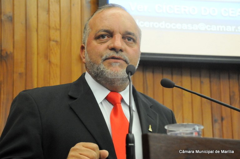 Melhora em quadra esportiva é tema de requerimento do vereador Cícero