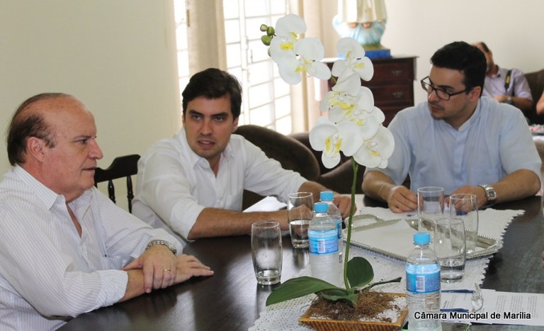 Vereador Luiz Eduardo Nardi se reúne com  o novo pároco da matriz de Santo Antônio 
