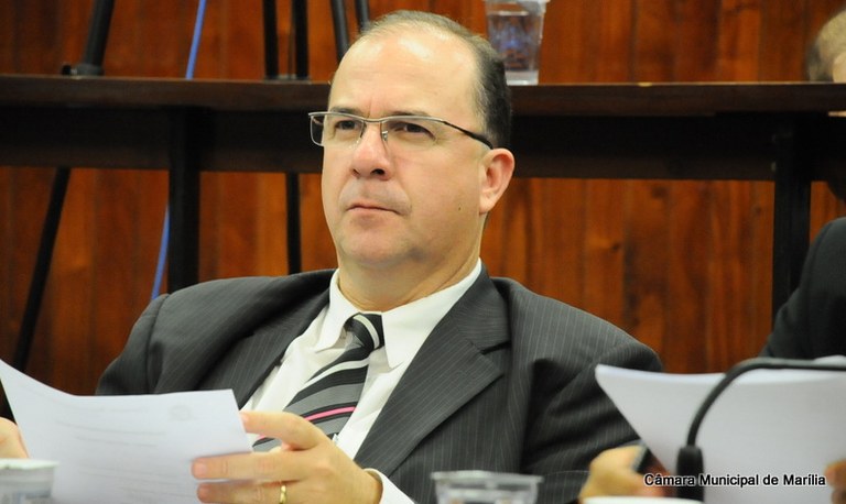 Marcos Custódio reivindica rebaixamento  das guias em rua do centro de Marília