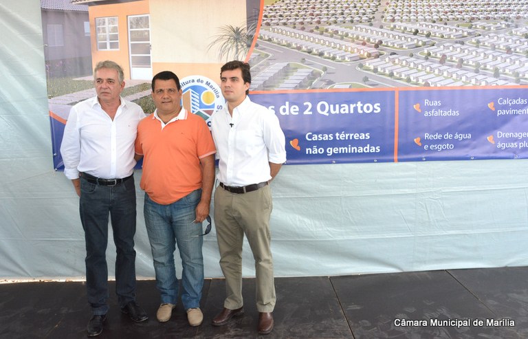 Vereador José Menezes visita canteiro de  obras de novo jardim residencial de Marília