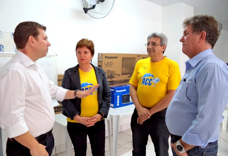 Marcos Rezende intermedia doação de brindes para o bingo da ACC