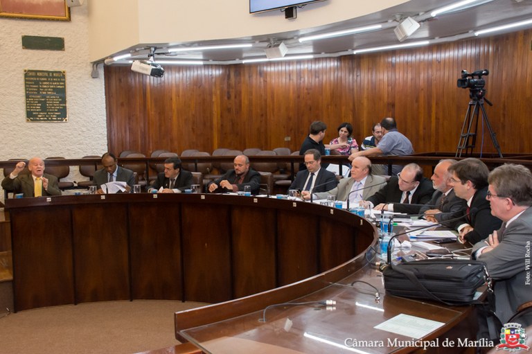Vereadores votam projeto que visa corrigir injustiça salarial de servidores da Câmara