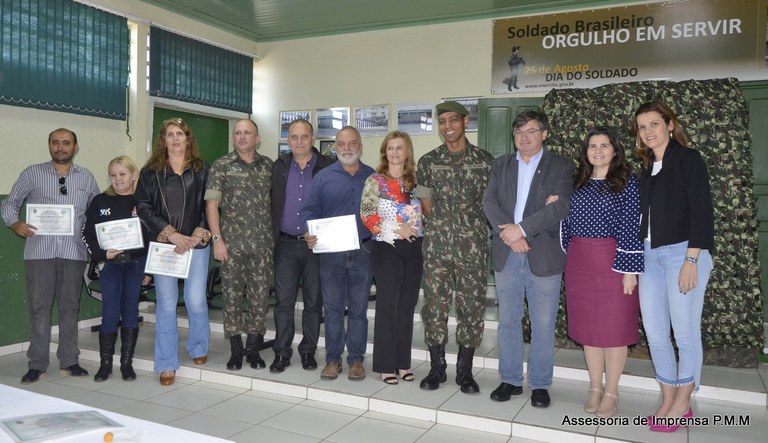 Tiro de Guerra homenageia vereadores e prefeito