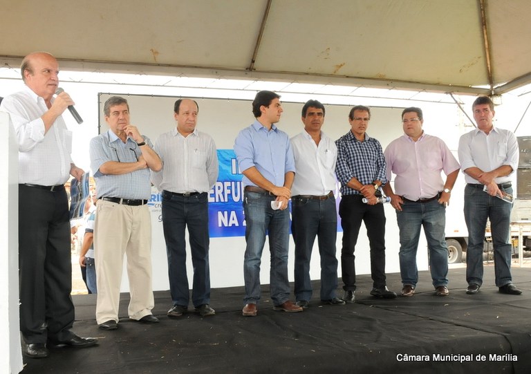 Vereadores acompanham início das obras do poço do Jardim Santa Antonieta