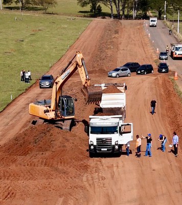 Vista da avenida que está sendo pavimentada em região que dá acesso às chácaras atrás da Coca-Cola