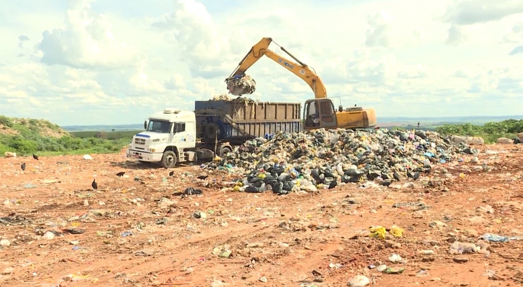 O lixo coletado em Marília é transbordado para os aterros de Quatá e Piratininga.