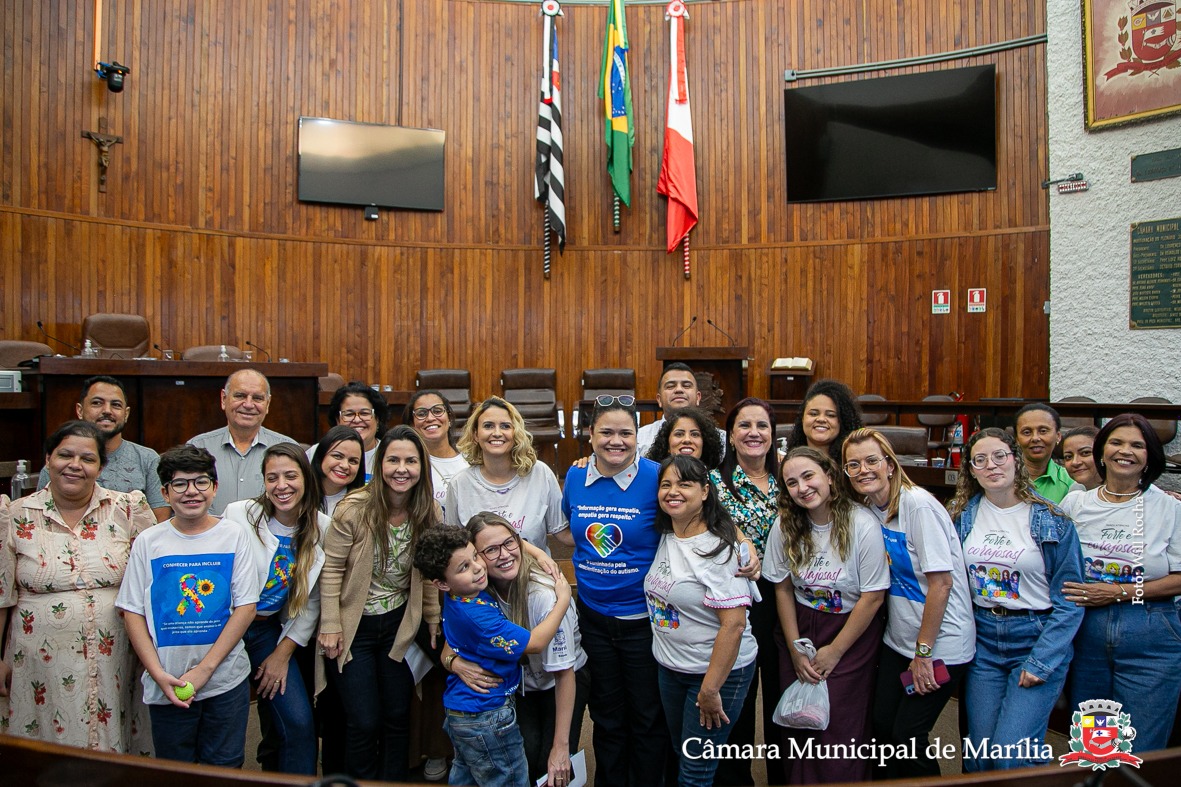 Participantes da audiência pública com vereadores no plenário da Câmara; iniciativa é da vereadora Vânia Ramos
