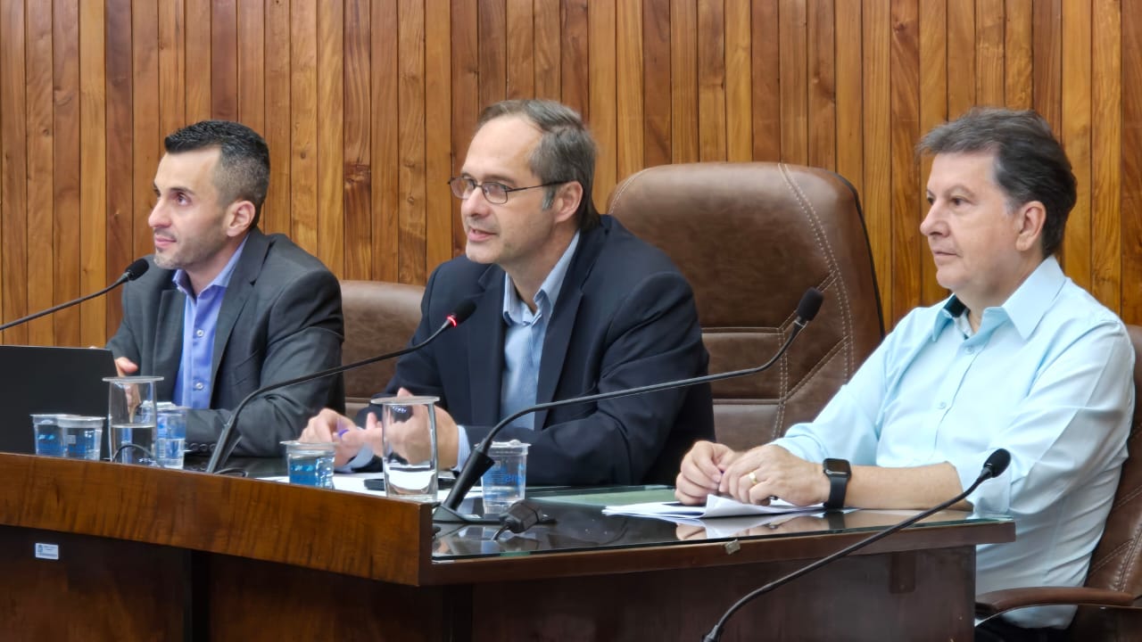 Secretário de Finanças, Rafael Rastelli, presidente da Câmara e Carlos Alberto Ferreira, diretor da Divisão de Rendas