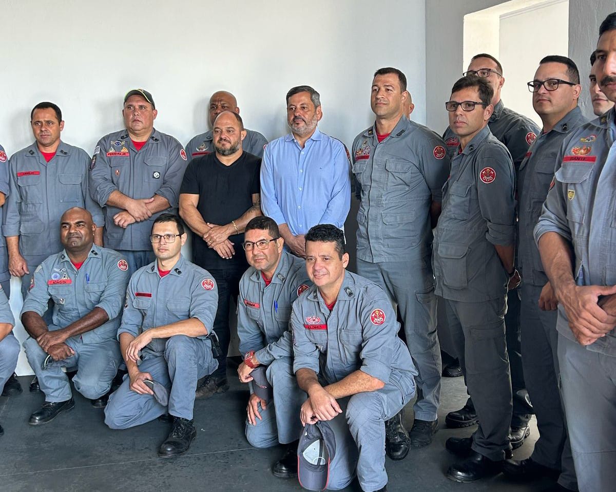 Vereador com o vice-prefeito e corporação dos Bombeiros; projeto 'Brasinha' é realizado nas escolas da rede