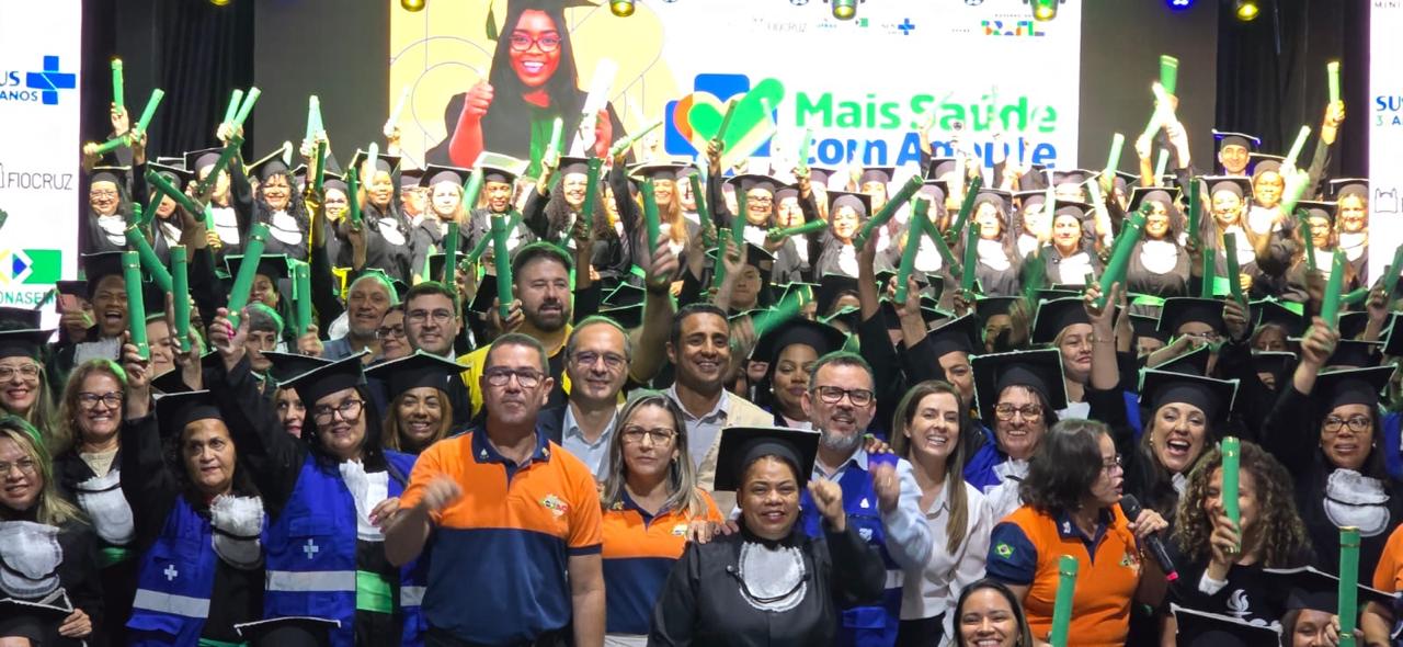 Danilo da Saúde com formandos no curso oferecido pelo Ministério da Saúde e autoridades presentes na solenidade