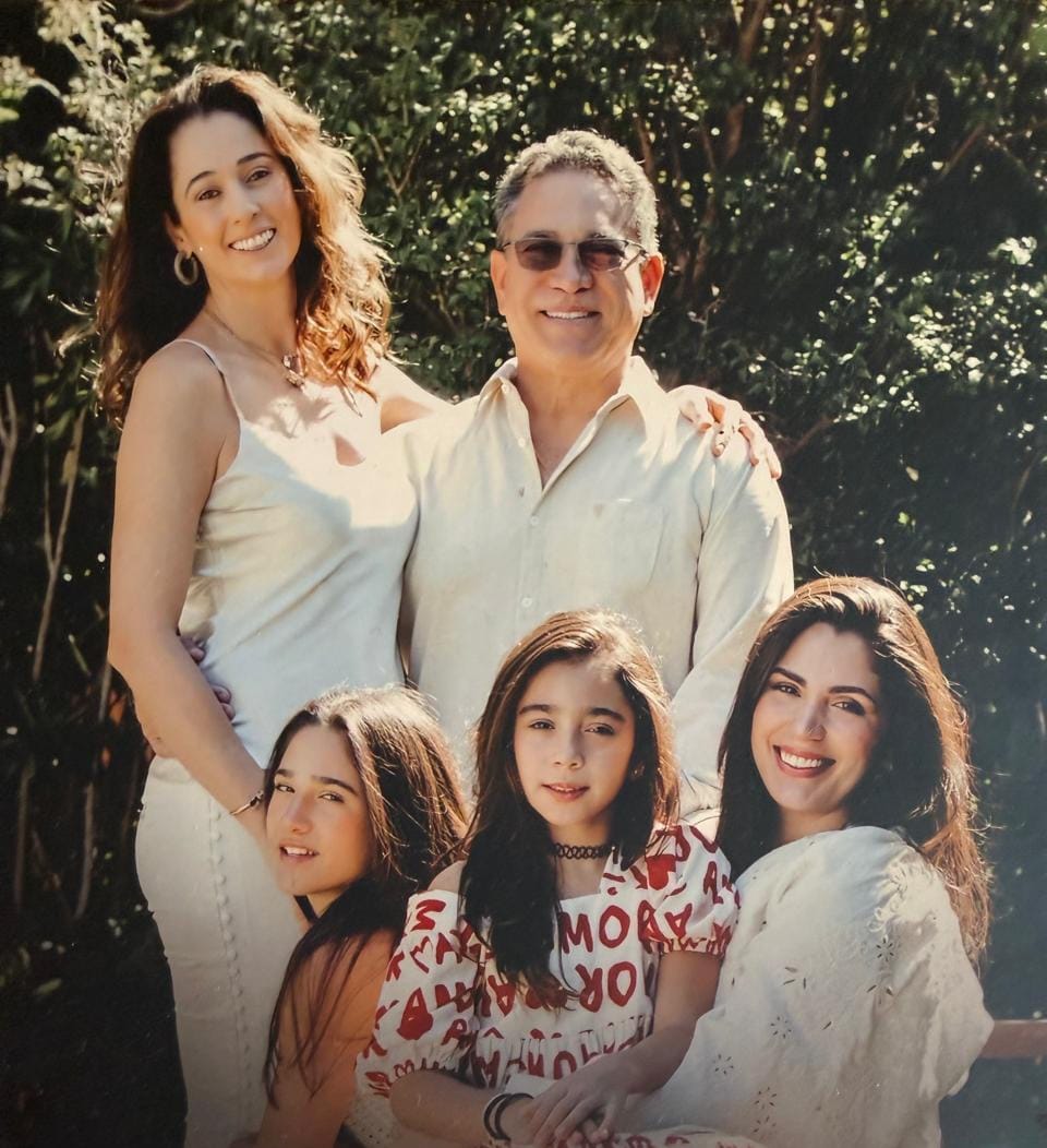 Cirurgião-dentista Roque Javier Merida Delgado com a família; ele recebe o título de cidadão mariliense