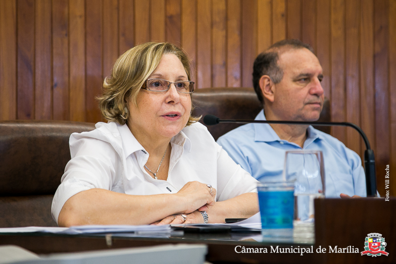 Secretária Municipal da Saúde, Kátia Ferraz Santana, respondeu todas as perguntas feitas pelos vereadores e membro de Associação de Moradores de Bairro. 
