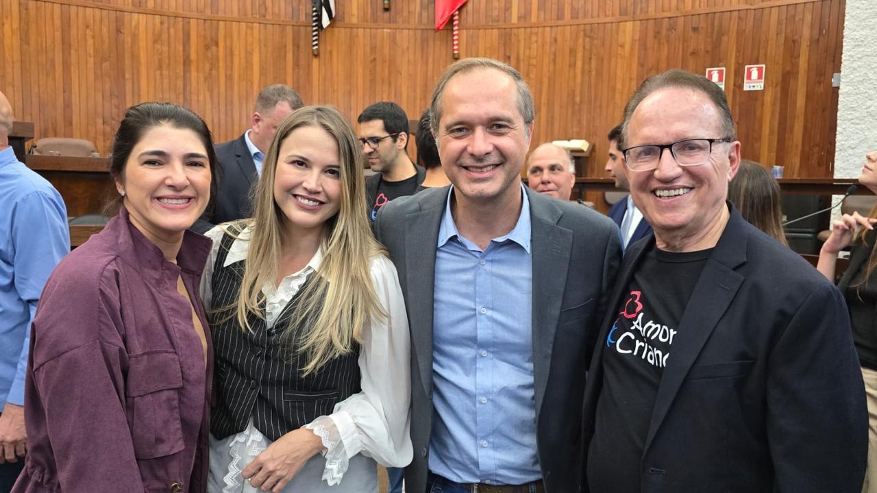 Márcia Mesquita Serva Reis, superintendente da ABHU, secretária da Saúde, Paloma Libanio, Danilo da Saúde e o médico Francisco Agostinho em audiência na Câmara