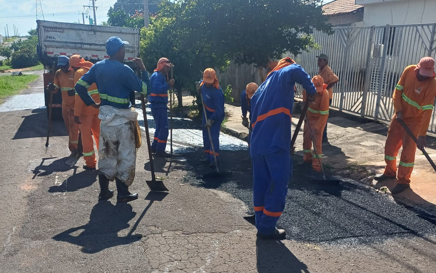 Trabalhadores durante operação tapa-buracos em rua da região Norte da cidade