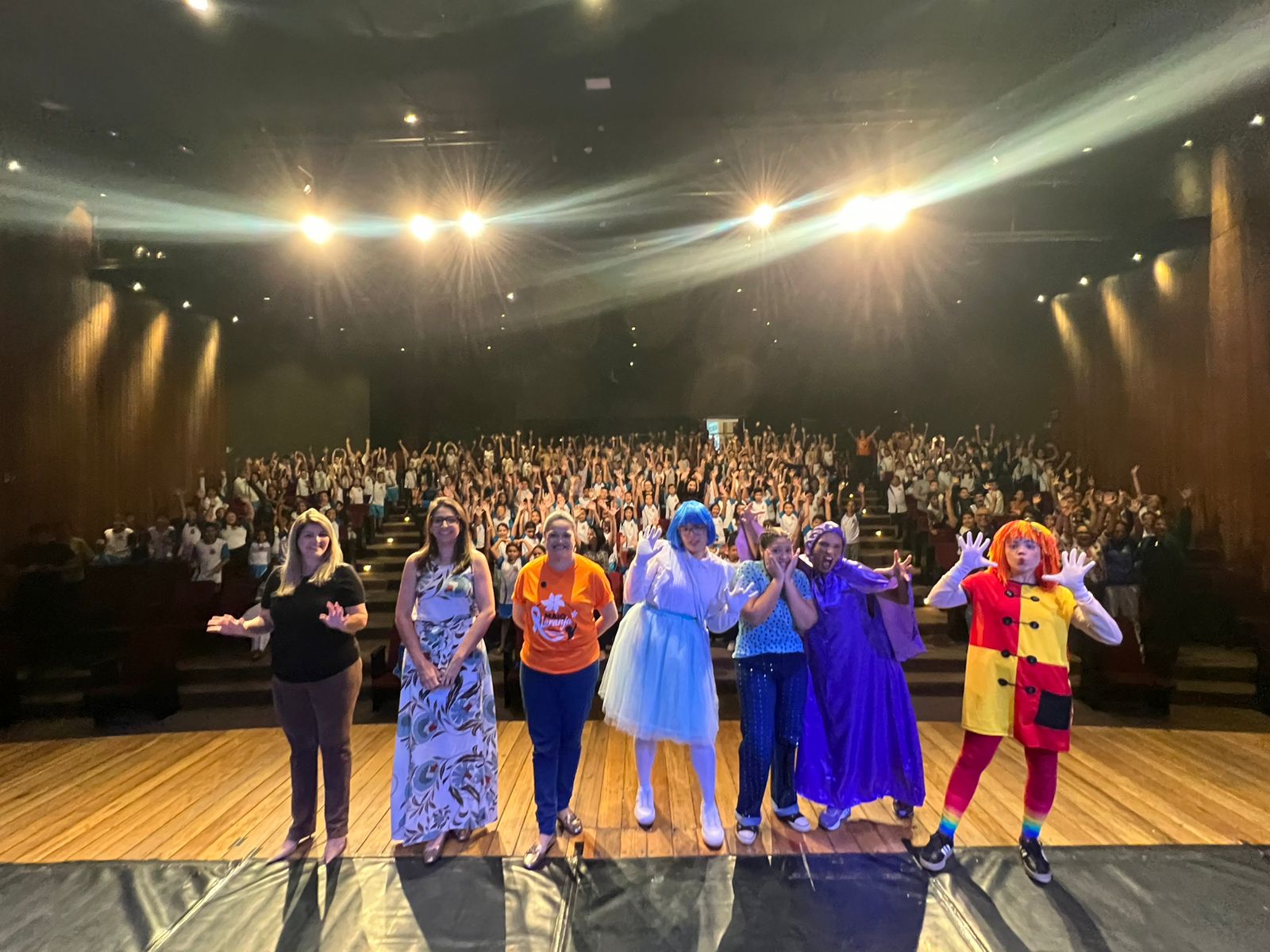 Apresentação lúdica ocorreu no Teatro com estudantes da rede municipal de ensino