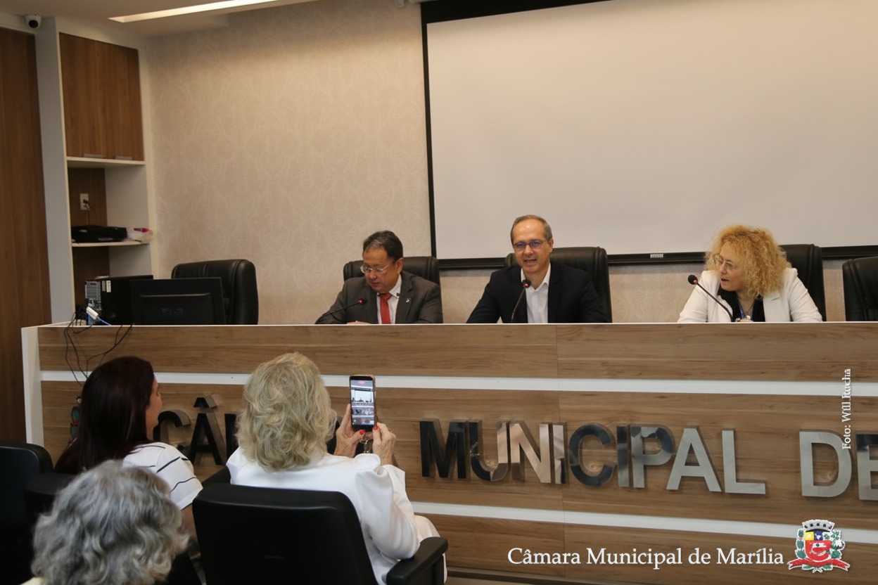 Vereador Elio Ajeka, que preside a Comissão, presidente da Câmara, Danilo da Saúde, e diretora geral Carla Fernanda Vasques Farinazzi 