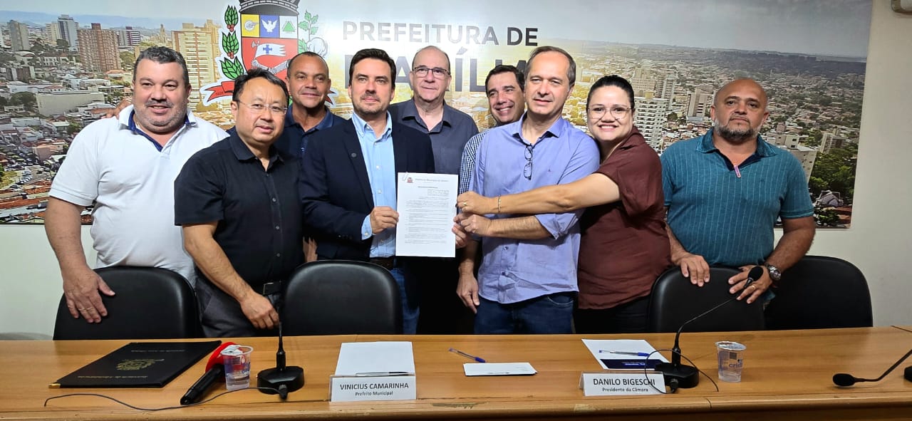 Prefeito, presidente da Câmara e vereadores durante coletiva de imprensa sobre o Projeto de Lei Complementar 18/2025