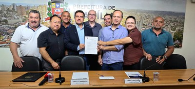 Prefeito, presidente da Câmara e vereadores durante coletiva de imprensa sobre o Projeto de Lei Complementar 18/2025