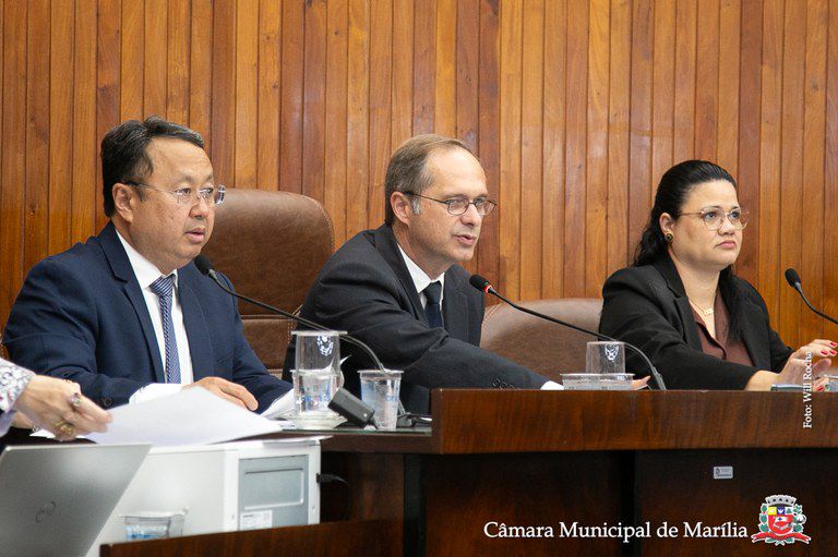 Mesa Diretora durante sessão ordinária; vereadores vão votar cinco projetos de lei no dia 19