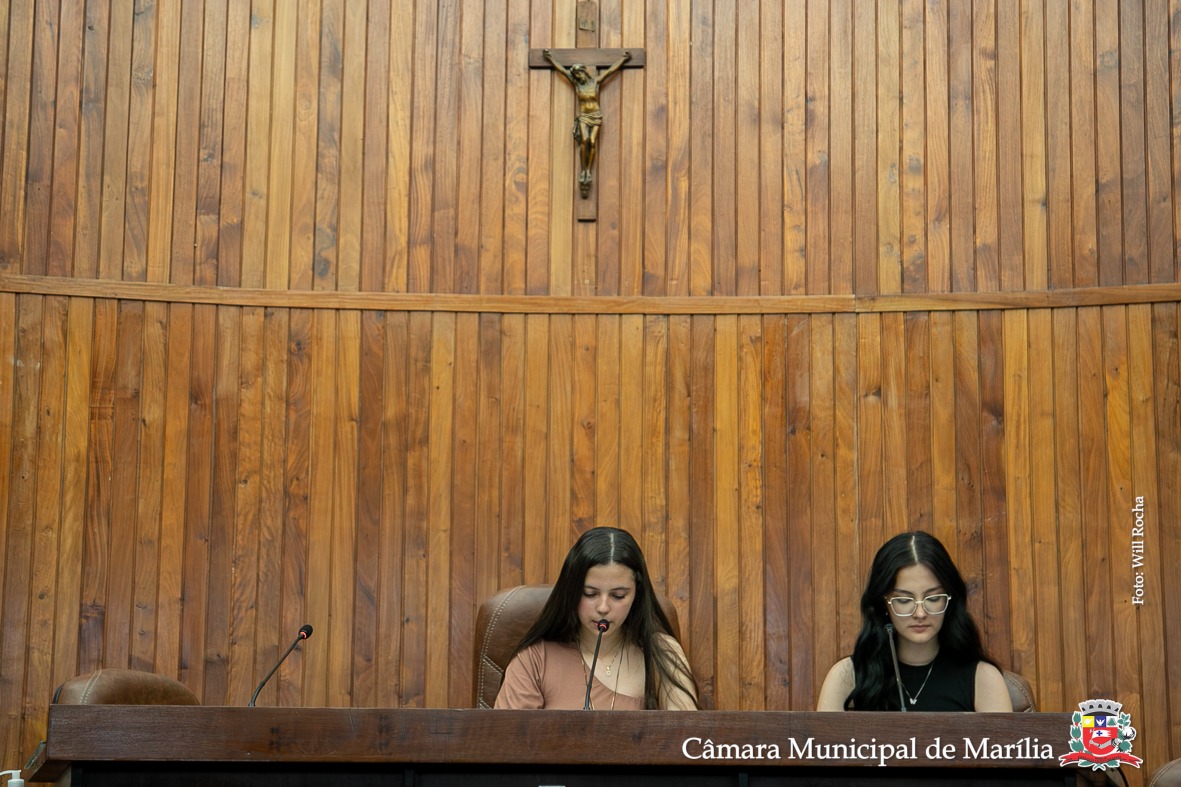Alunas do 9º ano na Mesa da Câmara; estudantes apresentaram 12 Projetos de Lei no Plenário