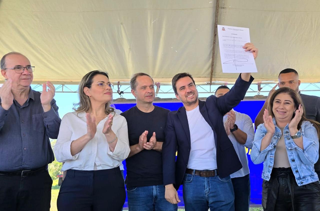 Vereadores com prefeito Vinicius Camarinha e representante da Educação durante assinatura da ordem de serviço