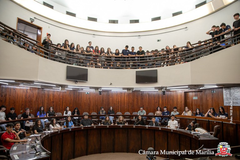 Alunos simulam sessão ordinária e apresentam 12 Projetos de Lei na Câmara