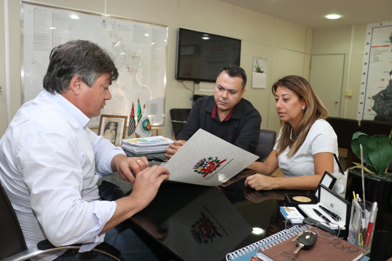 Após esforços da vereadora Professora Daniela, Prefeitura irá equiparar a hora/aula de professores de Emef