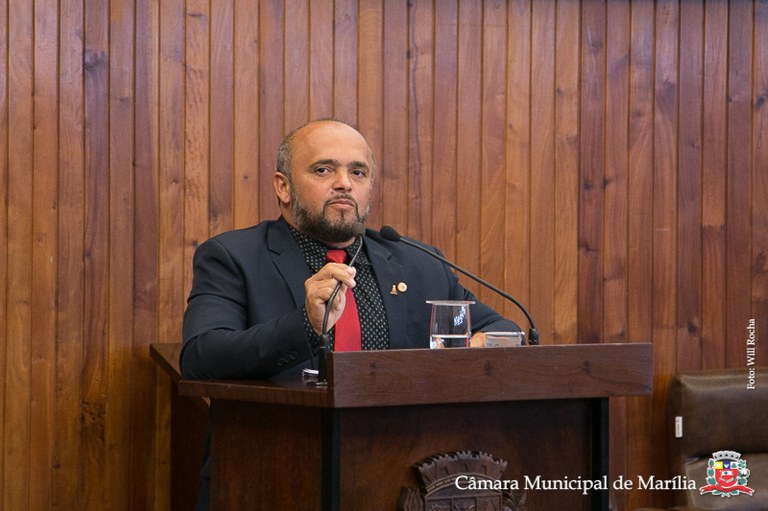 Após requerimento de João do Bar, Prefeitura constrói calçada em área do Jânio Quadros