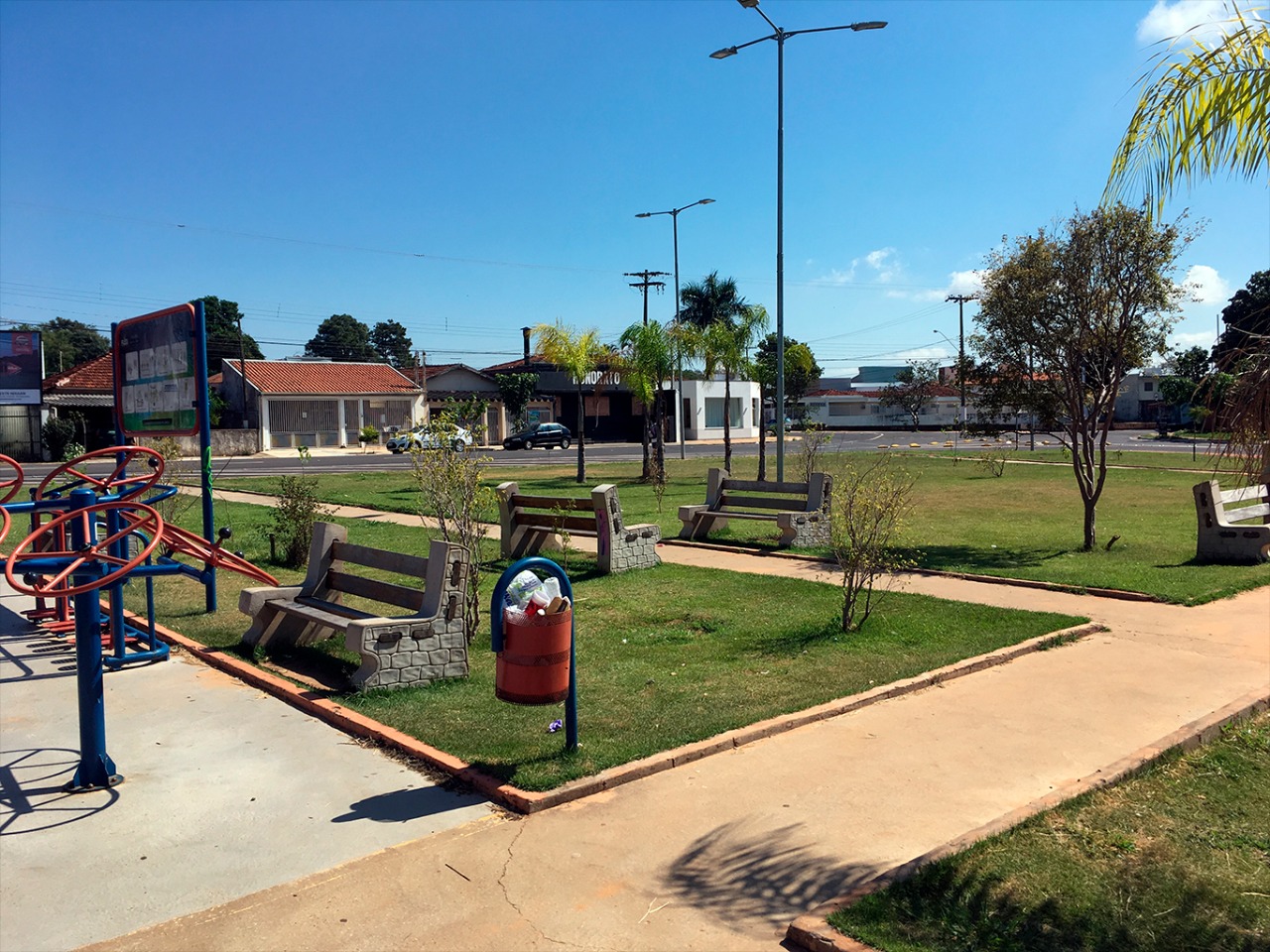 Após requerimento do vereador Mário Coraíni Jr,  Município prepara instalação de bancos em praça