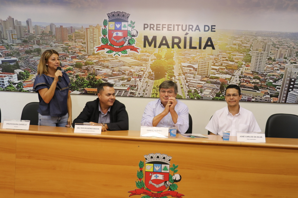 Após trabalho da vereadora Professora Daniela,  Executivo corrigirá os salários dos educadores