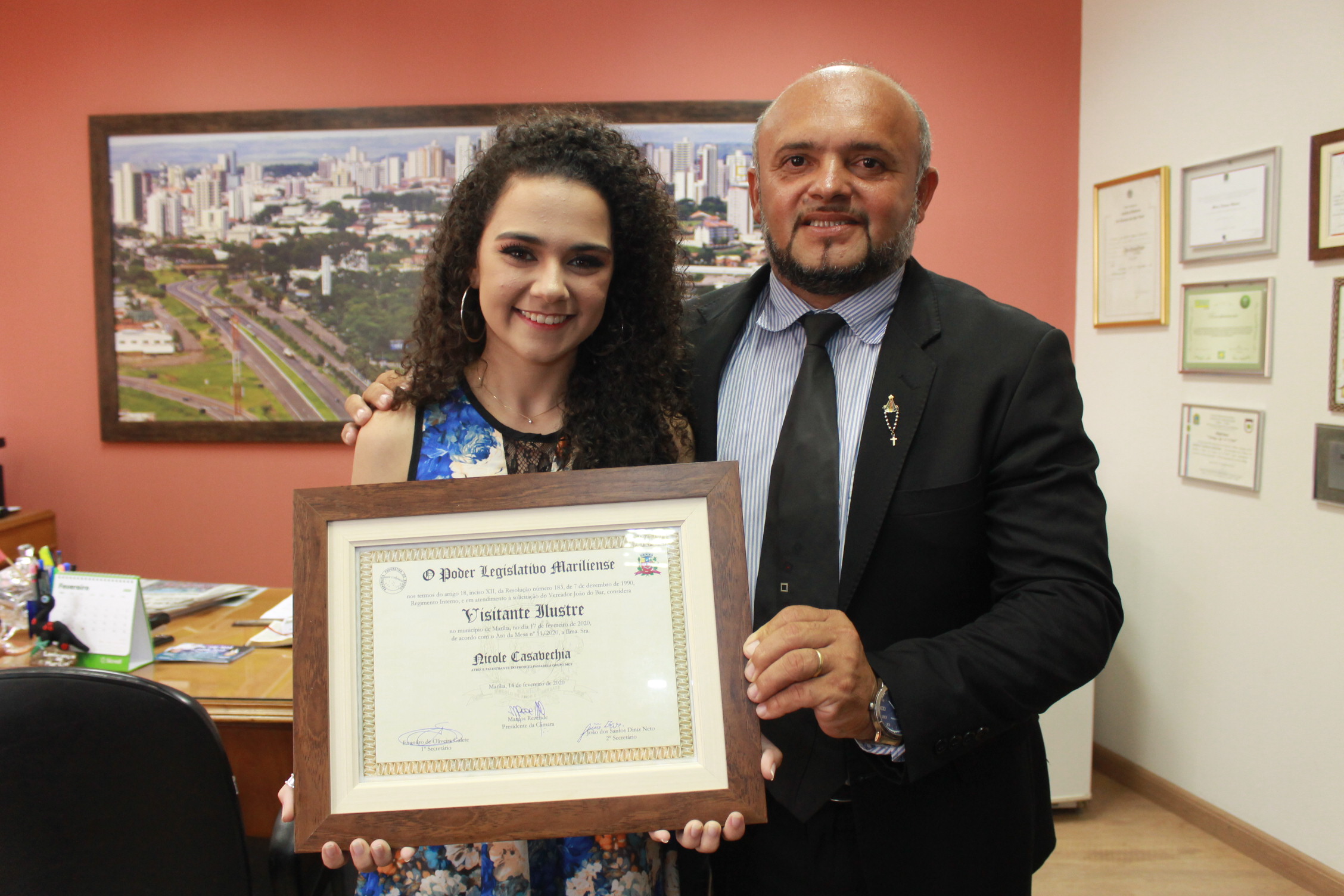 Atriz Nicole Casavechia é homenageada pela Câmara de Marília a pedido de João do Bar