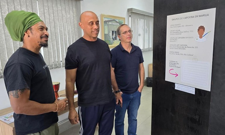 Biblioteca da Câmara abre exposição que mostra trajetória da capoeira e recebe visita de mestre internacional