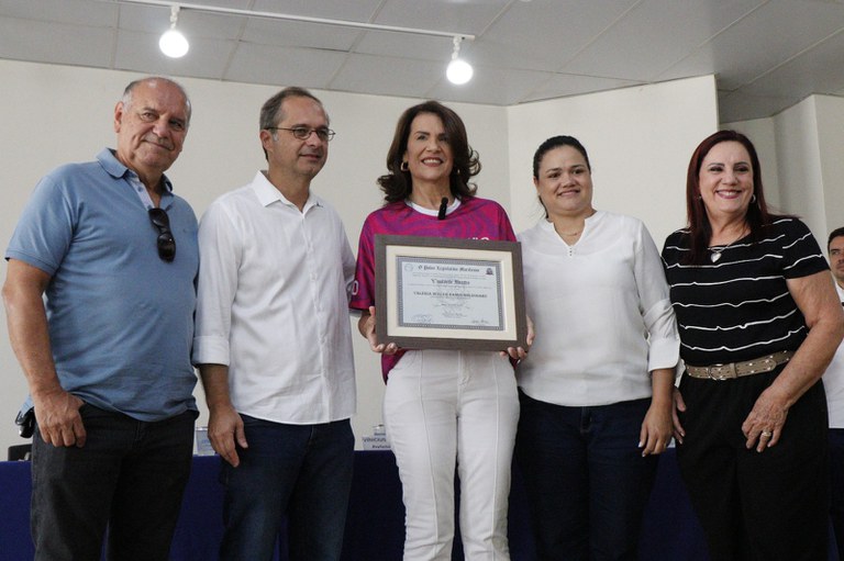 Câmara concede à secretária Valéria Bolsonaro título de visitante ilustre