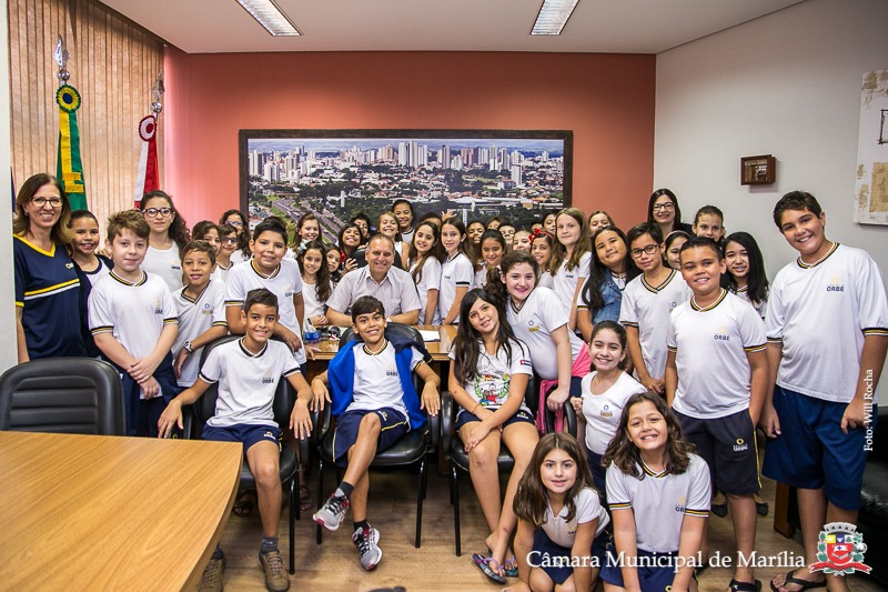 Câmara de Marília recebe estudantes em passeios monitorados e visitantes conhecem o Legislativo
