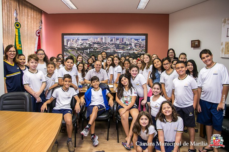 Câmara de Marília recebe estudantes em passeios monitorados e visitantes conhecem o Legislativo