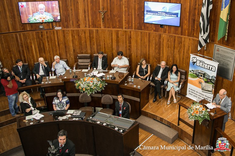 Câmara enaltece contribuição do colégio Bezerra de Menezes para formação de gerações de marilienses