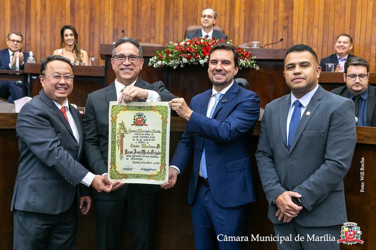 Câmara entrega título de cidadão mariliense ao cirurgião-dentista Roque Javier Merida Delgado