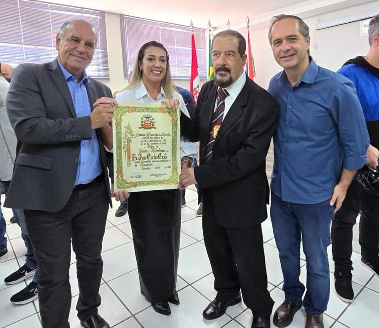 Câmara faz homenagem e entrega título de cidadão mariliense ao delegado José Carlos Costa