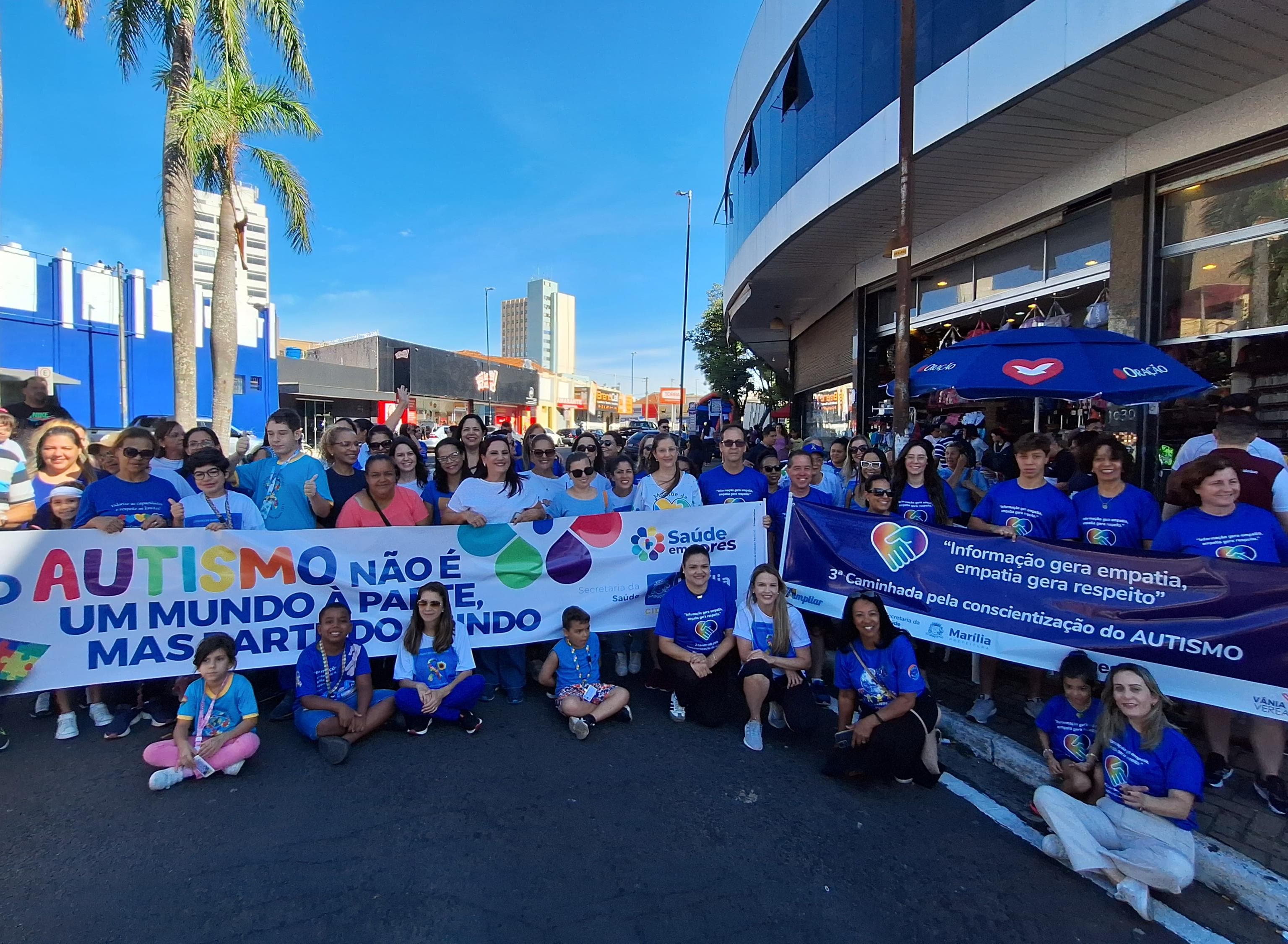 Concentração ocorreu na rua Nove de Julho; conscientização sobre o autismo (Foto: Divulgação/Câmara)