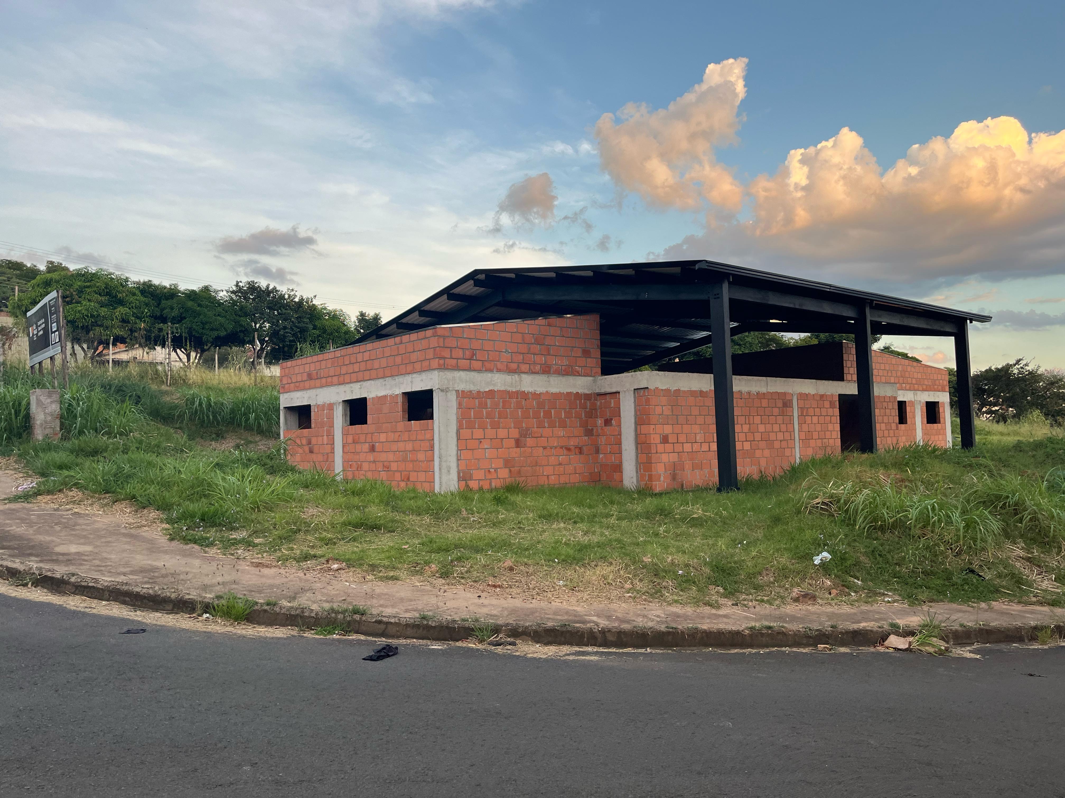 Prédio da Casa da Mulher; construção está parada e agora será retomada