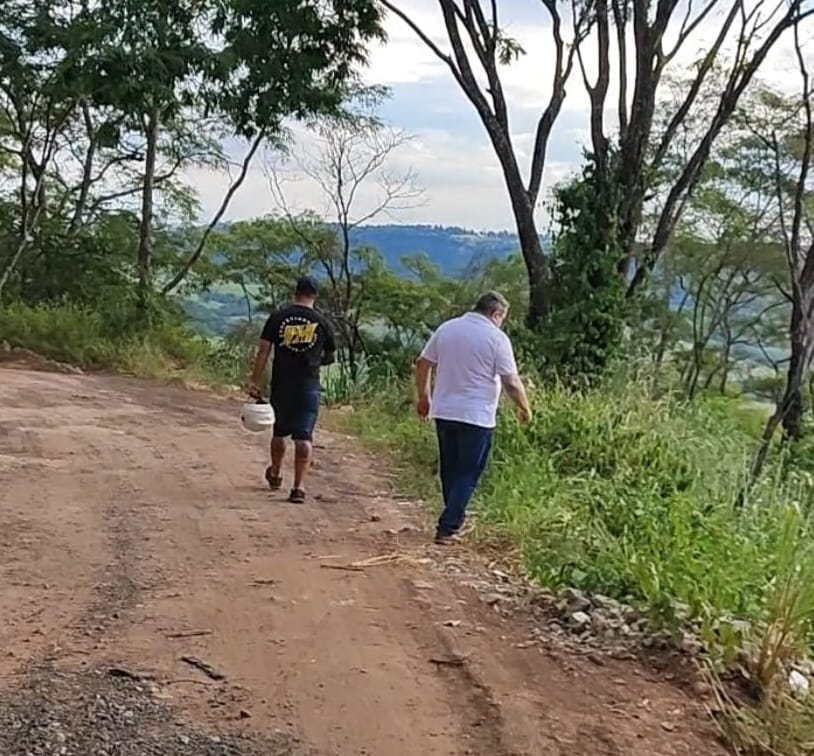Vereador Chico do Açougue vistoria estrada rural; pedido atendido pelo município