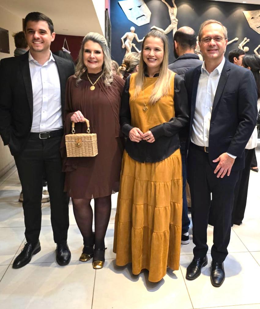 Presidente do Crefito-3, Raphael Ferris, Cíntia Cristina Luiz Mas Suiz, coordenadora do serviço de fisioterapia do município, secretária Paloma Libanio e Danilo da Saúde
