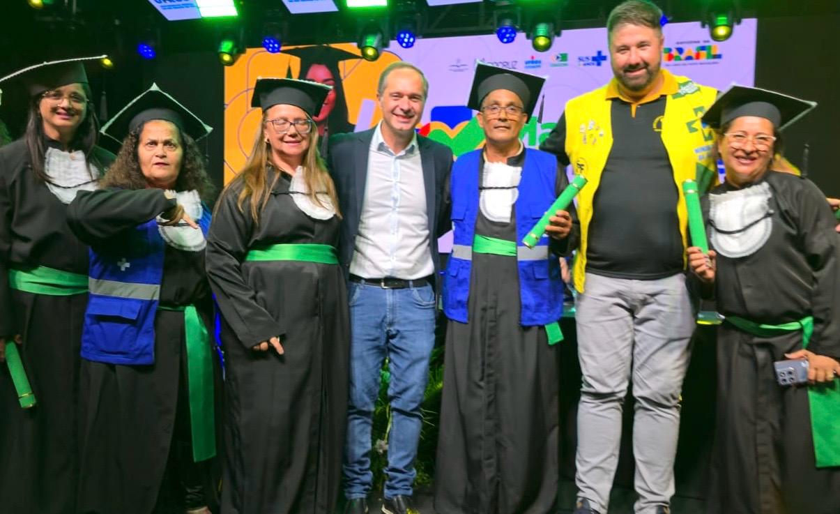 Presidente da Câmara de Marília ao lado de agentes e de representantes do Sindiemprol, sindicato estadual