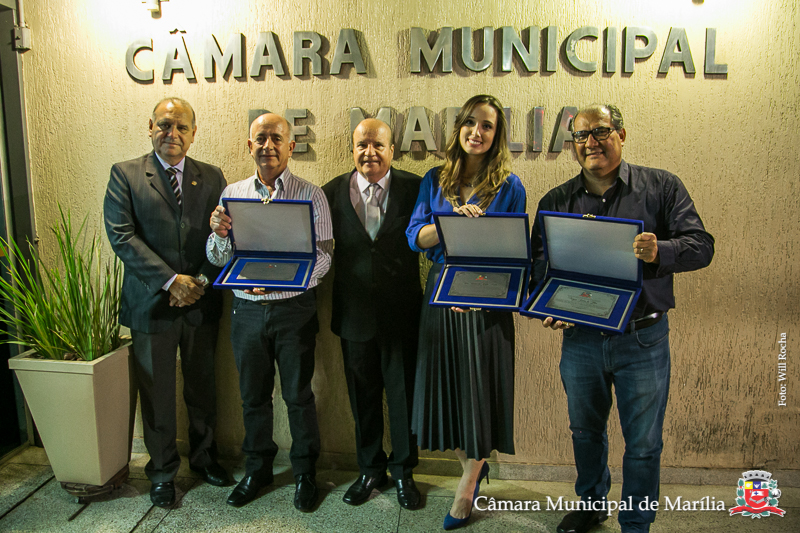 A pedido do vereador Luiz Eduardo Nardi (PR) foram homenageados os profissionais do ano indicados pela Associação dos Engenheiros, Arquitetos e Agrônomos de Marília e Região. Os homenageados foram a arquiteta, Ana Beatriz de Paula Menin, o engenheiro eletricista, Moisés Dalan da Silva e o engenheiro agrônomo, Osmar Reis.