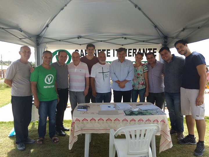 Prefeito Daniel Alonso, vereadores e integrantes da Associação de Moradores do bairro estiveram presentes no gabinete itinerante. Foto: Assessoria.