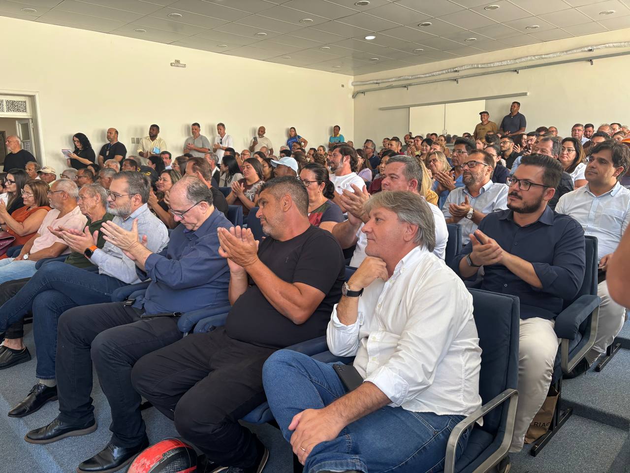 Vereador Marcos Custódio (de azul), líder do governo na Câmara, acompanhou o lançamento do programa