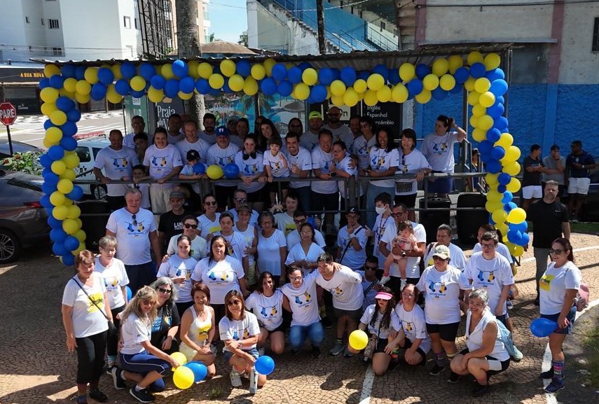 Elio Ajeka, prefeito e participantes da Caminhada pelo Dia Internacional da Síndrome de Down, celebrado em 21 de março
