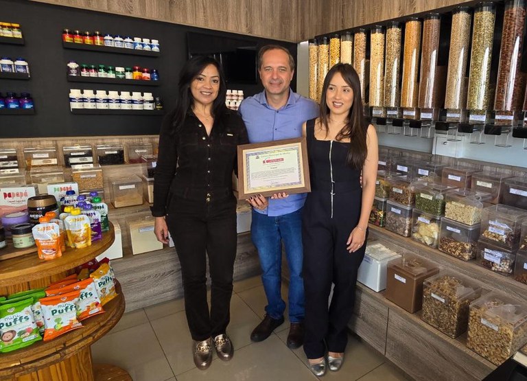 Danilo da Saúde entrega votos de congratulações à empresa de produtos naturais a granel