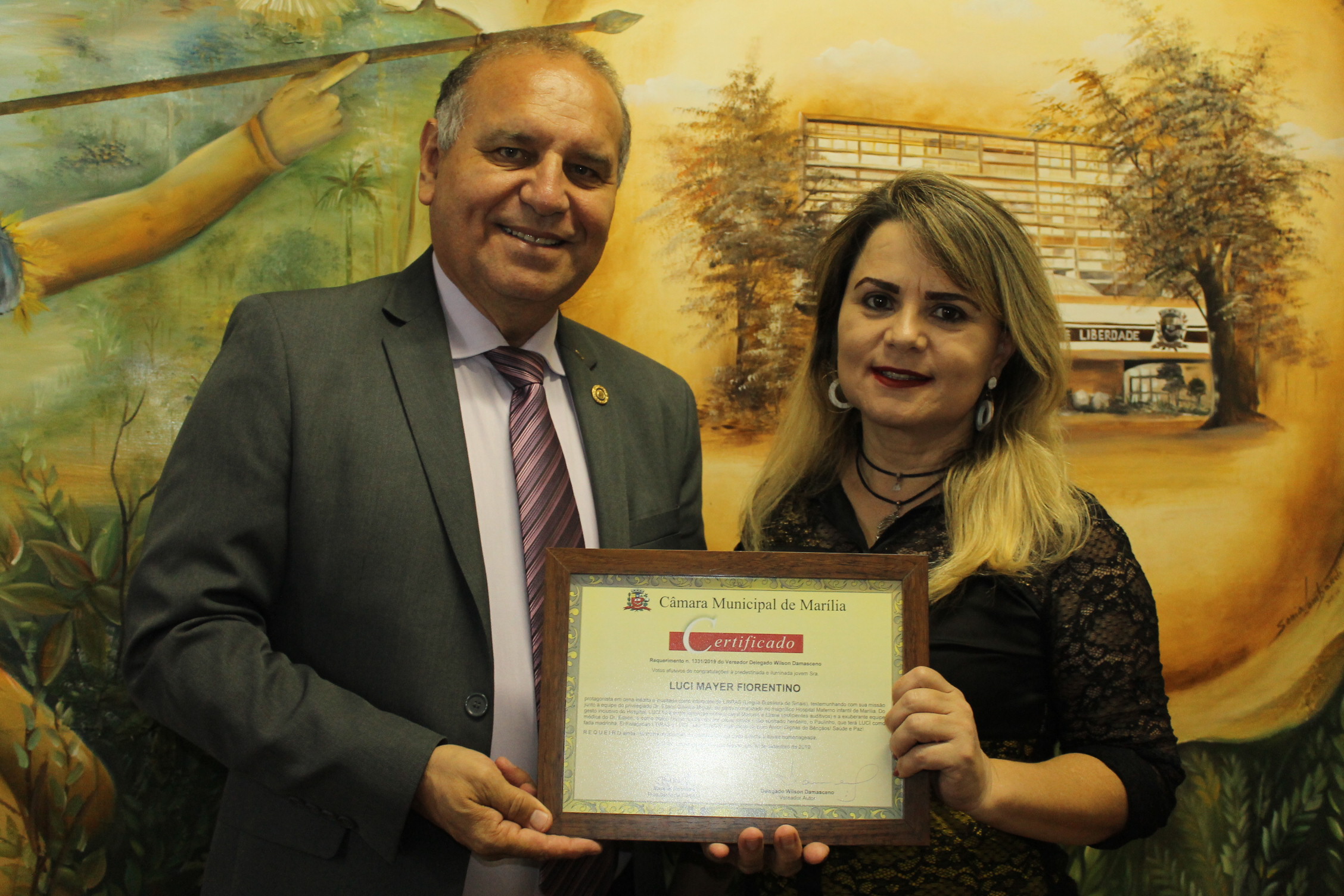 Delegado Damasceno entrega homenagem para a intérprete de Libras Luci Mayre Fiorentino